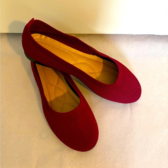 Burgundy round toe knit flats, size 40 - Picture 2 of 3